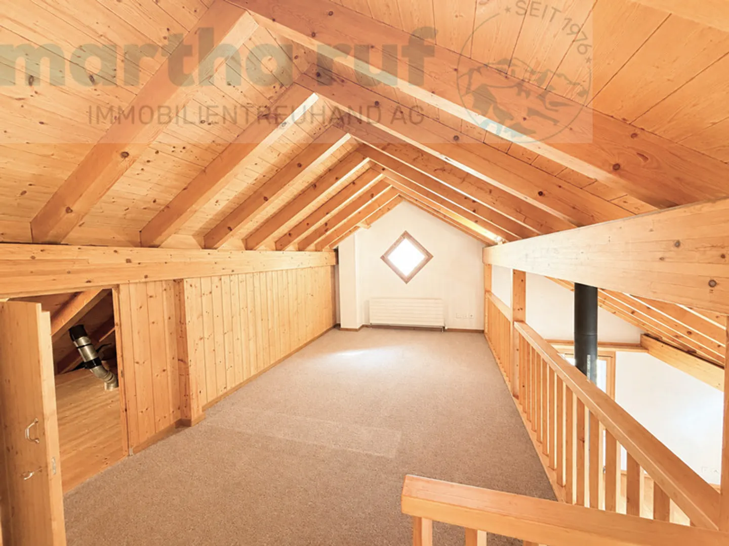 Charmante Dachwohnung mit Galerie - Foto 12 von 16