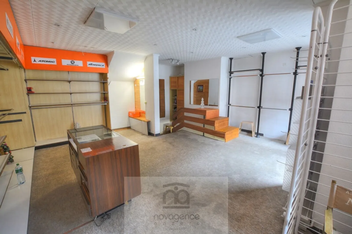 Locali commerciali di 140m2 nel centro della piazza del villaggio - Foto 3 di 11