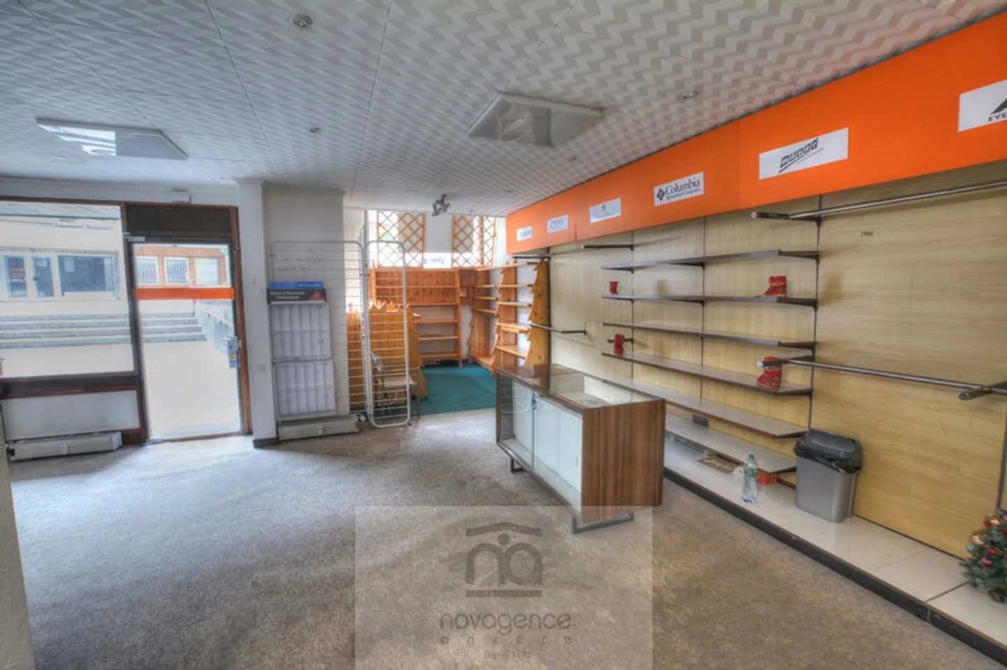 Locali commerciali di 140m2 nel centro della piazza del villaggio - Foto 4 di 11