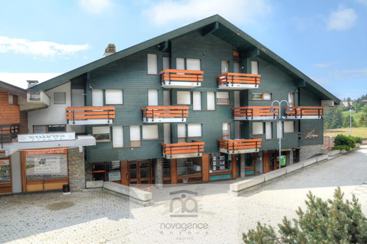 Locali commerciali di 140m2 nel centro della piazza del villaggio - Foto 1 di 11