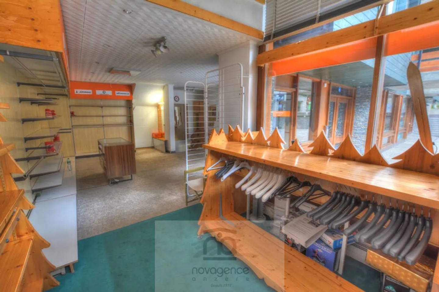 Locali commerciali di 140m2 nel centro della piazza del villaggio - Foto 5 di 11
