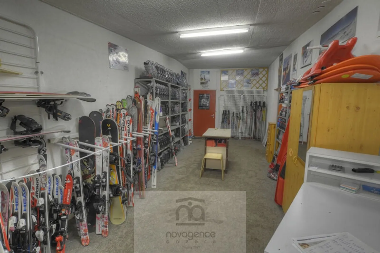Locali commerciali di 140m2 nel centro della piazza del villaggio - Foto 6 di 11