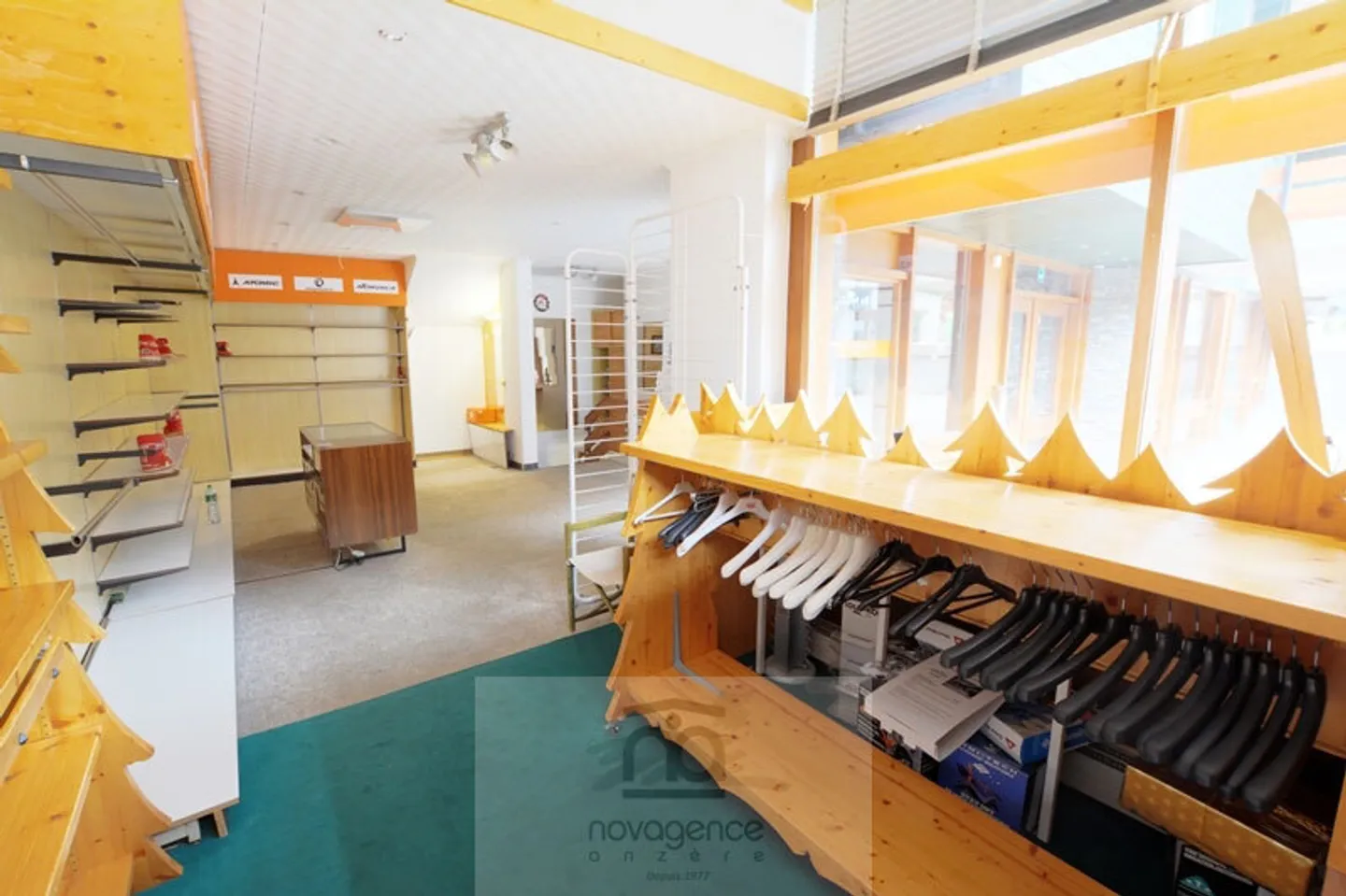 Locali commerciali di 140m2 nel centro della piazza del villaggio - Foto 8 di 11