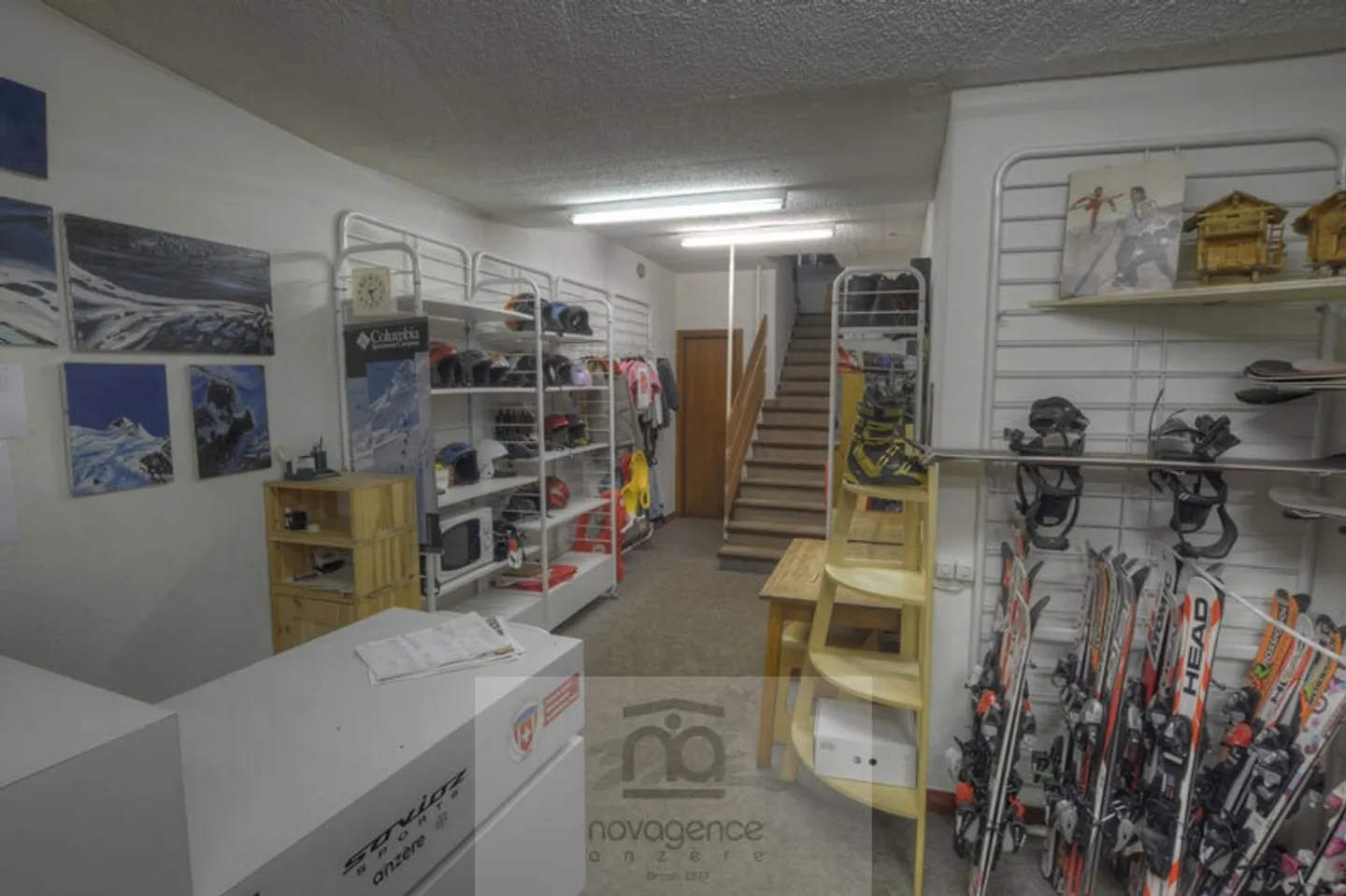 Locali commerciali di 140m2 nel centro della piazza del villaggio - Foto 9 di 11