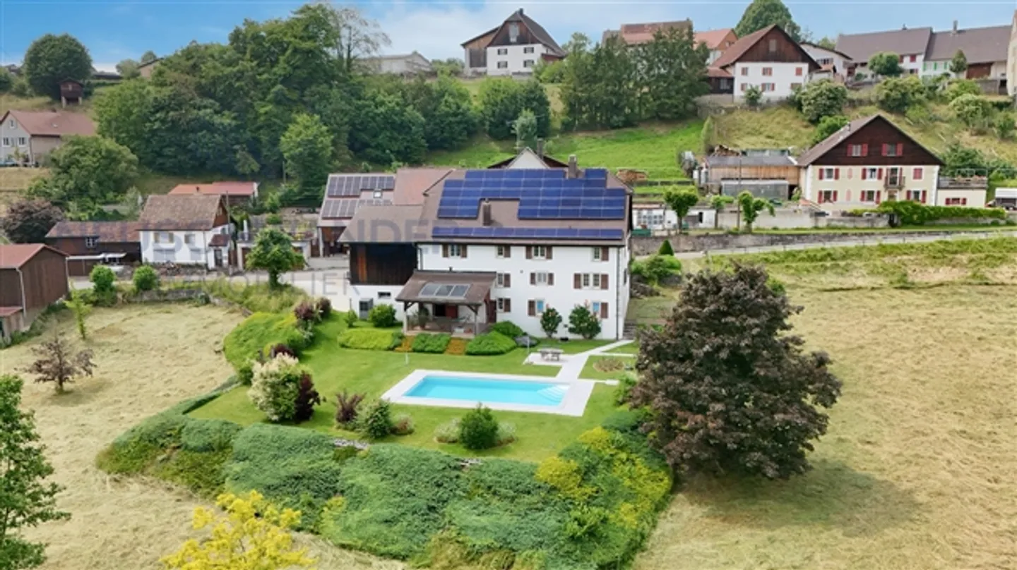 Outstandingly renovated farmhouse, large plot, stunning view, close to amenities - Photo 3 of 13