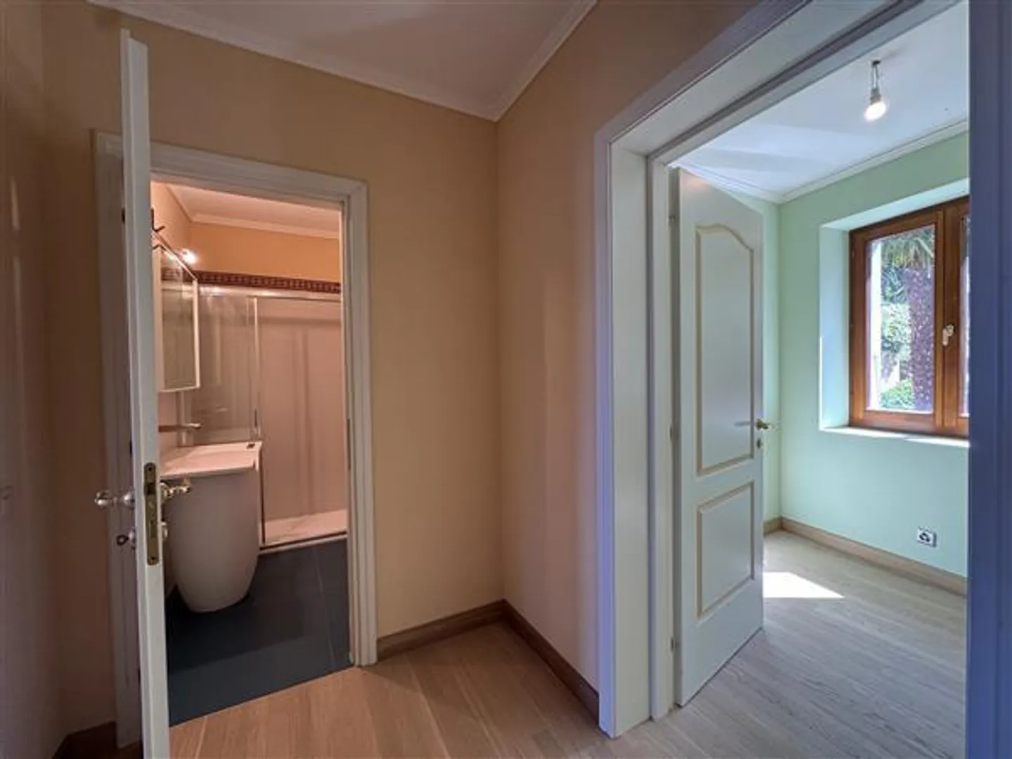 Appartement Charmant avec Vue sur le Lac - Photo 9 sur 13