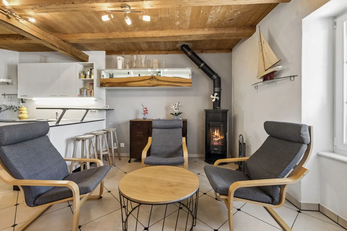 Appartement en duplex confortable de 4,5 pièces avec beaucoup de charme - Photo 2 sur 13