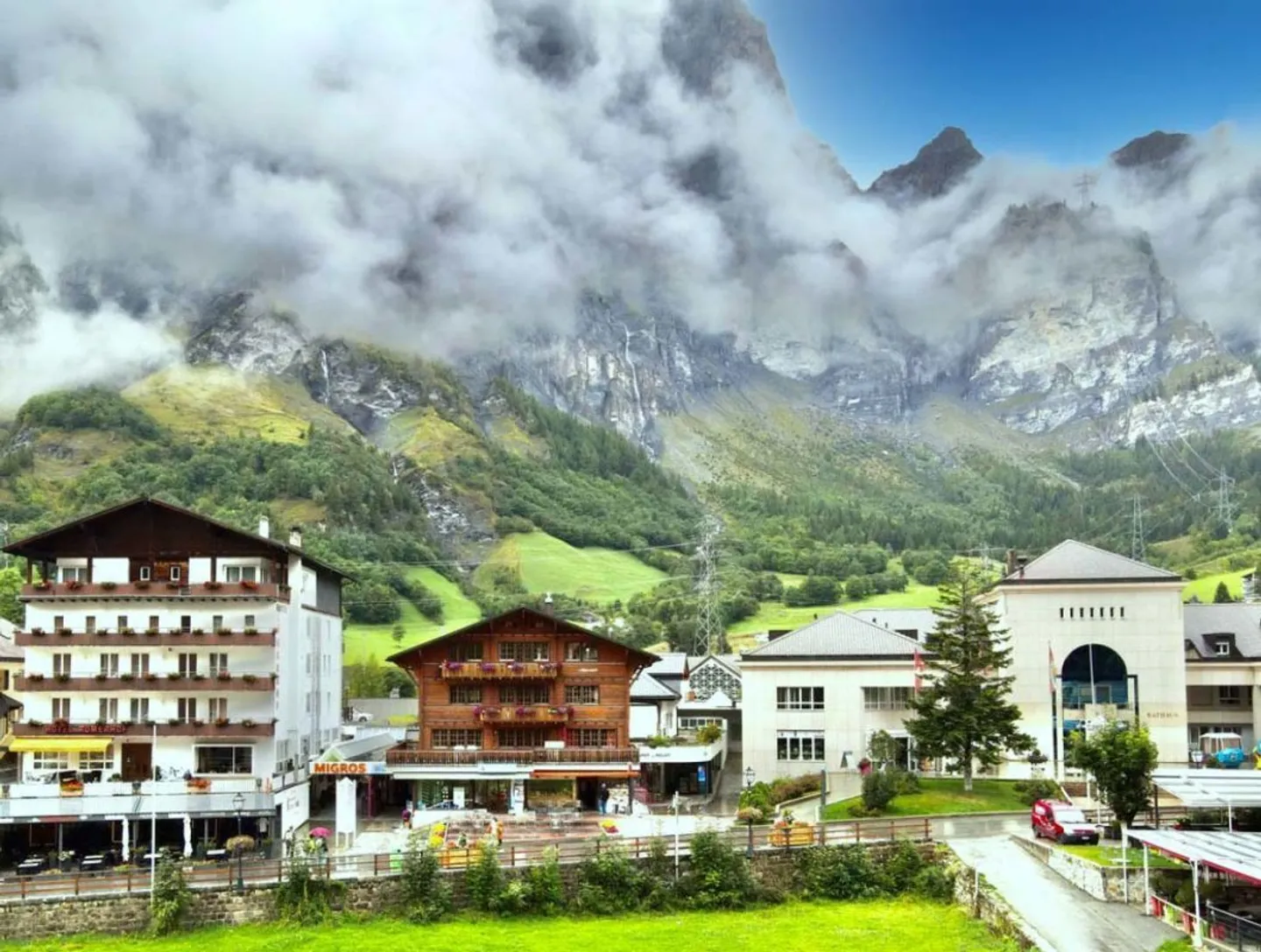 CHARMANTE UND ZENTRALE 4.5-ZIMMER-WOHNUNG MIT WUNDERBARER BERGPANORAMASICHT - Photo 2 sur 9