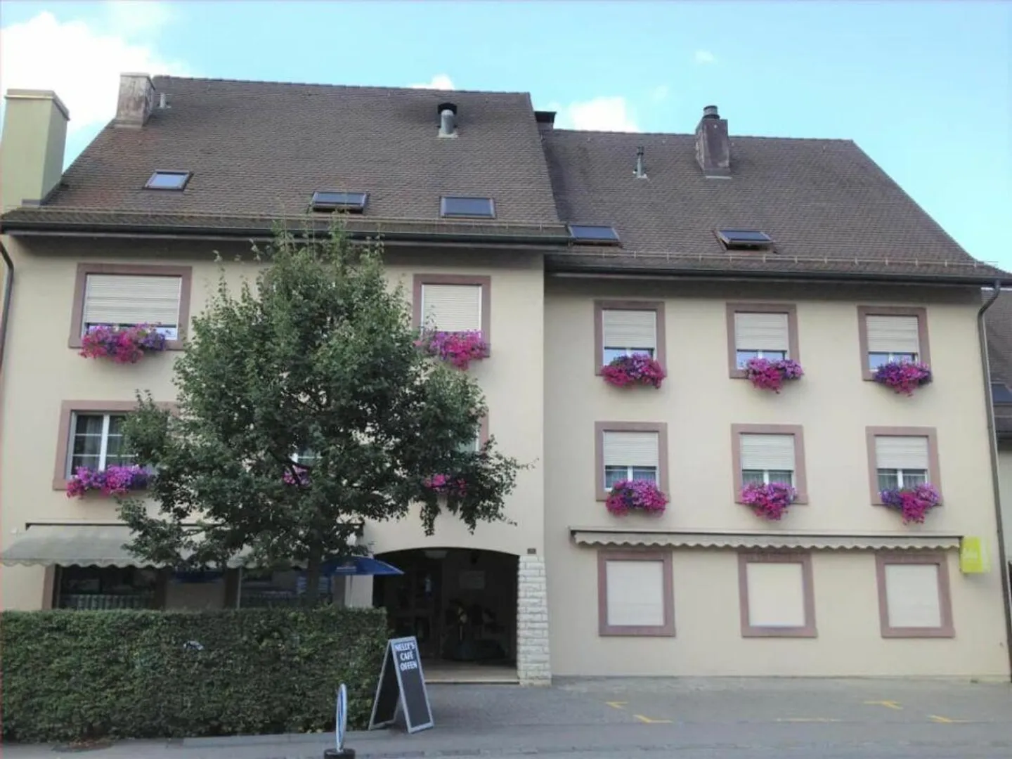 Appartement lumineux de 3 pièces au rez-de-chaussée surélevé - Photo 1 sur 8