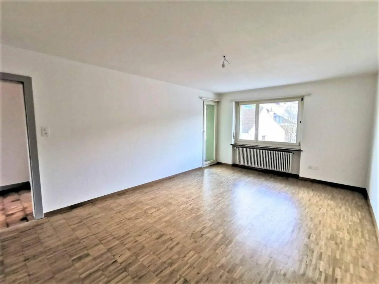Appartement lumineux de 3 pièces au rez-de-chaussée surélevé - Photo 3 sur 8