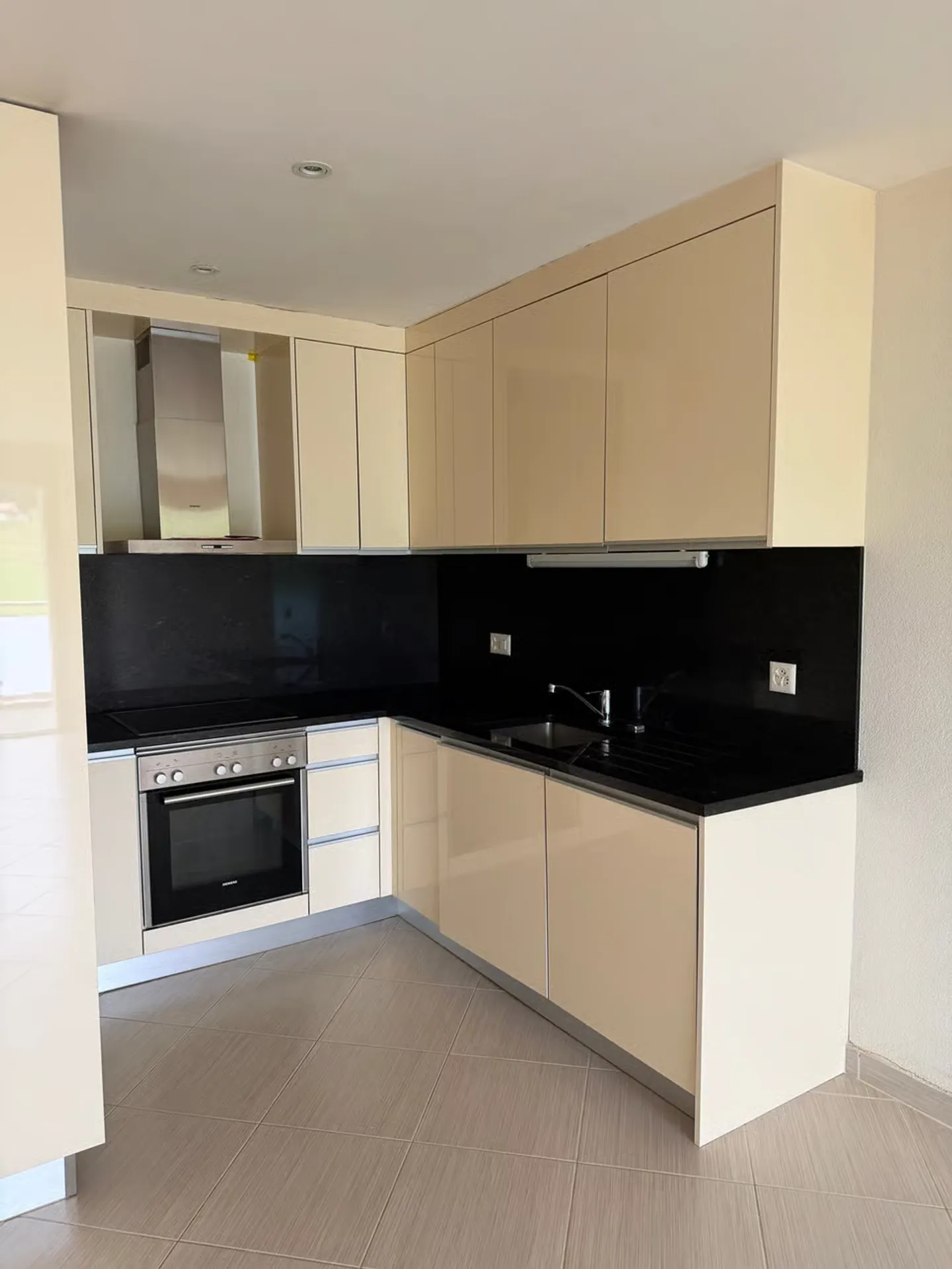 Romont - Modernes 2,5-Zimmer-Apartment mit großem Balkon von 15,7 m² und Tiefgaragenstellplatz - Foto 4 von 6