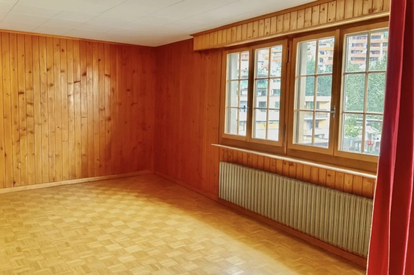 CHARMANTE UND ZENTRALE 4.5-ZIMMER-WOHNUNG MIT WUNDERBARER BERGPANORAMASICHT - Photo 5 sur 9