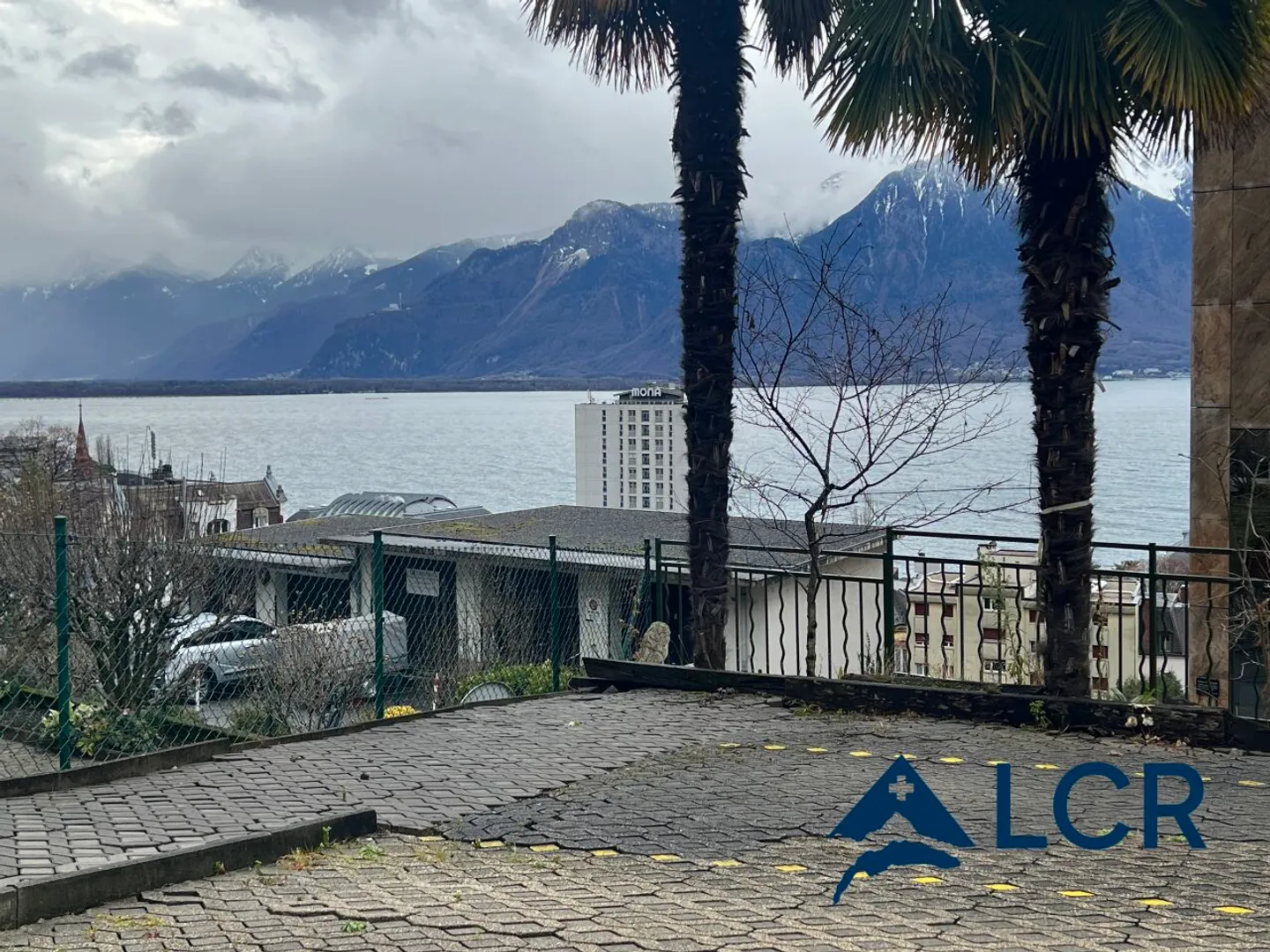 Real estate investment in Montreux / 4 apartments / 8 parking spaces / lake view - Photo 1 of 6