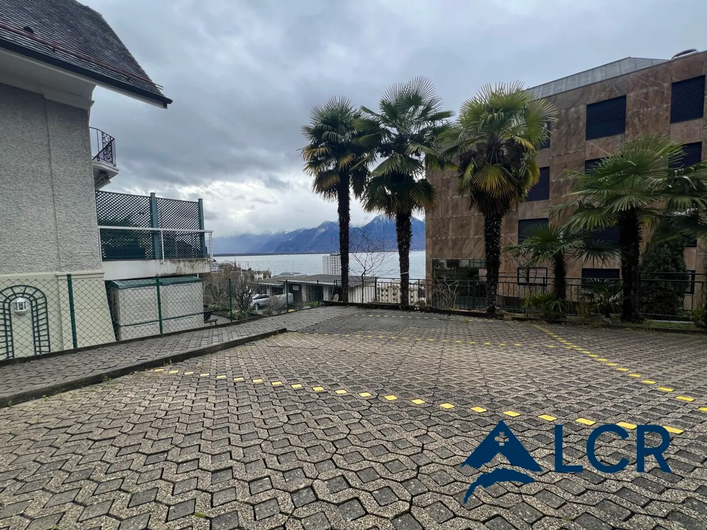 Real estate investment in Montreux / 4 apartments / 8 parking spaces / lake view - Photo 2 of 6