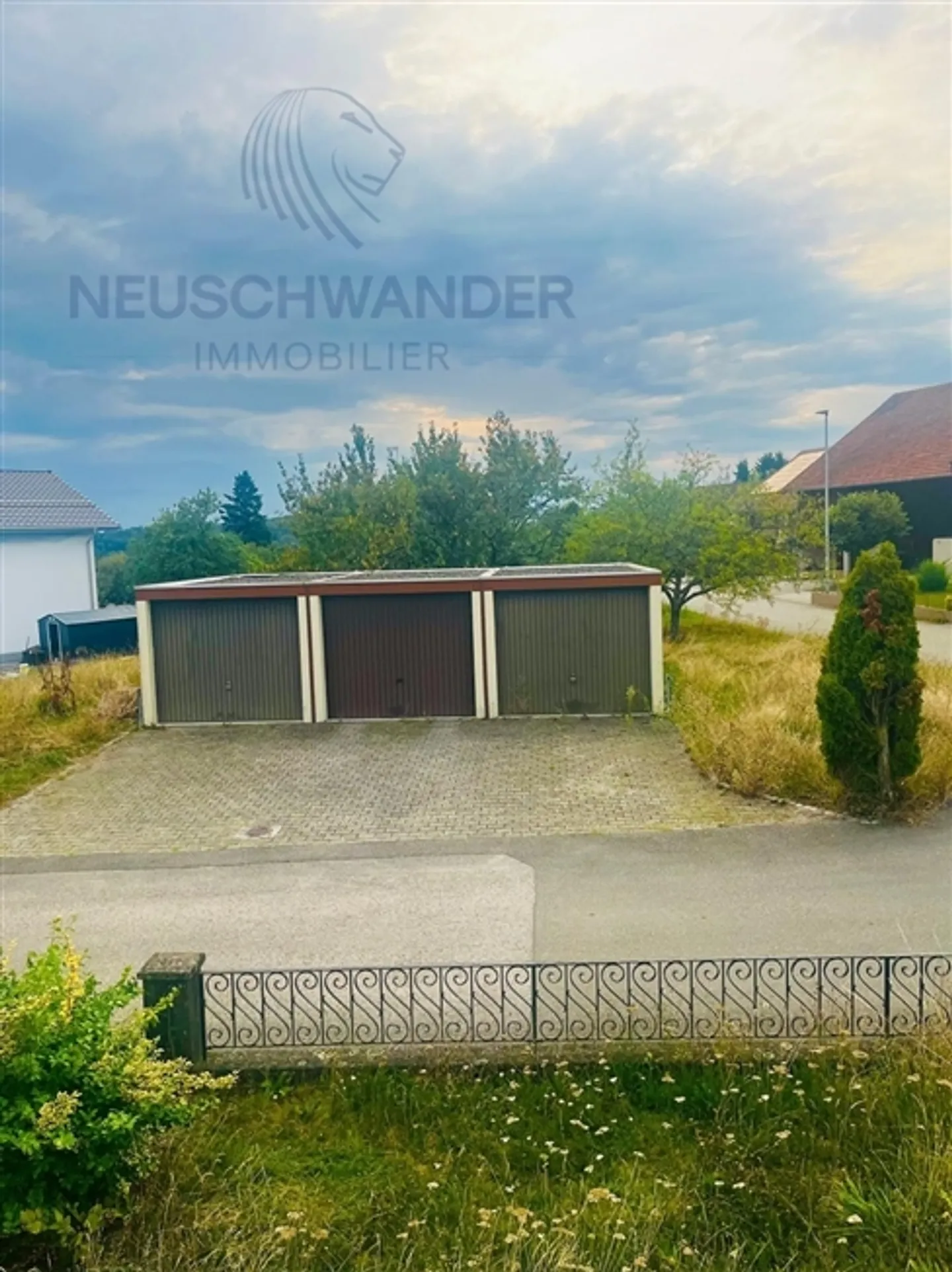 Trois garages sur un terrain à bâtir - Photo 2 sur 2