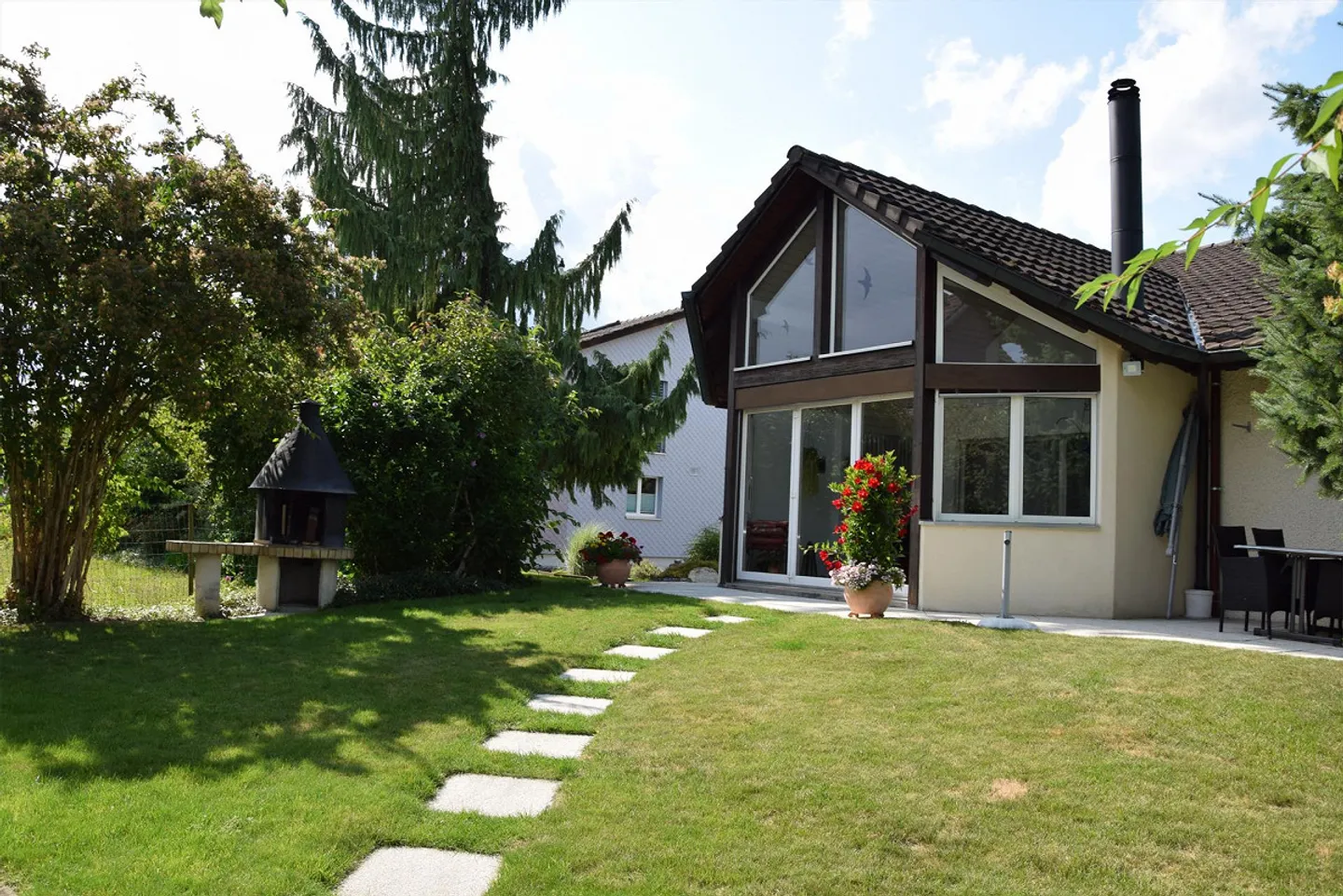 Casa unifamiliare ben tenuta e indipendente con giardino d'inverno - Foto 2 di 18