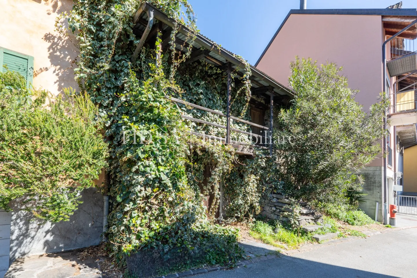 GUDO - Rustic with approved building permit in sunny location - Photo 1 of 6