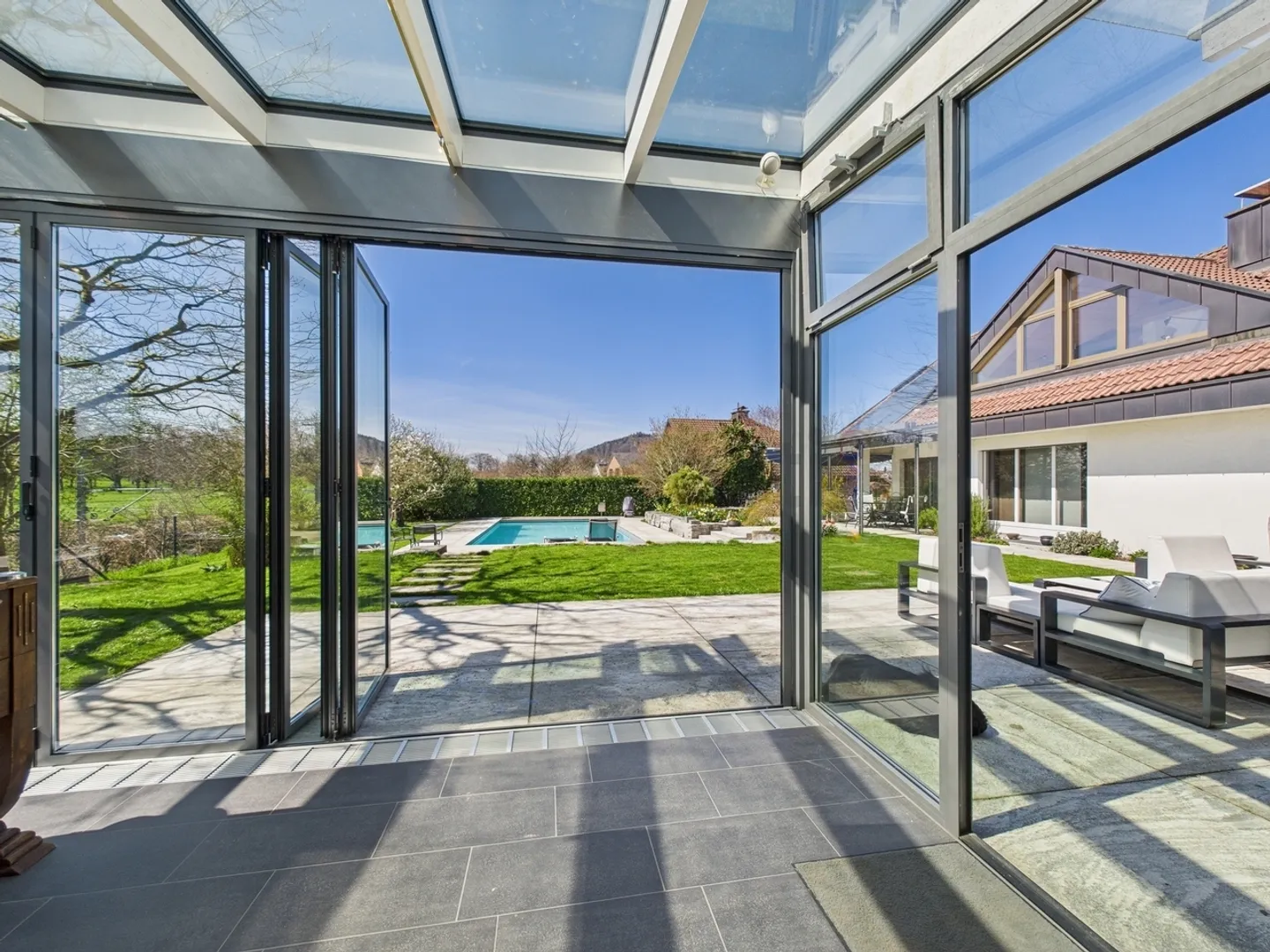 Exklusives Einfamilienhaus mit Pool - Foto 12 von 13