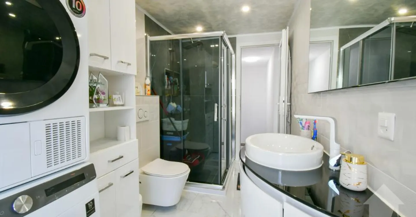 Casa familiare ristrutturata con appartamento - Foto 6 di 12