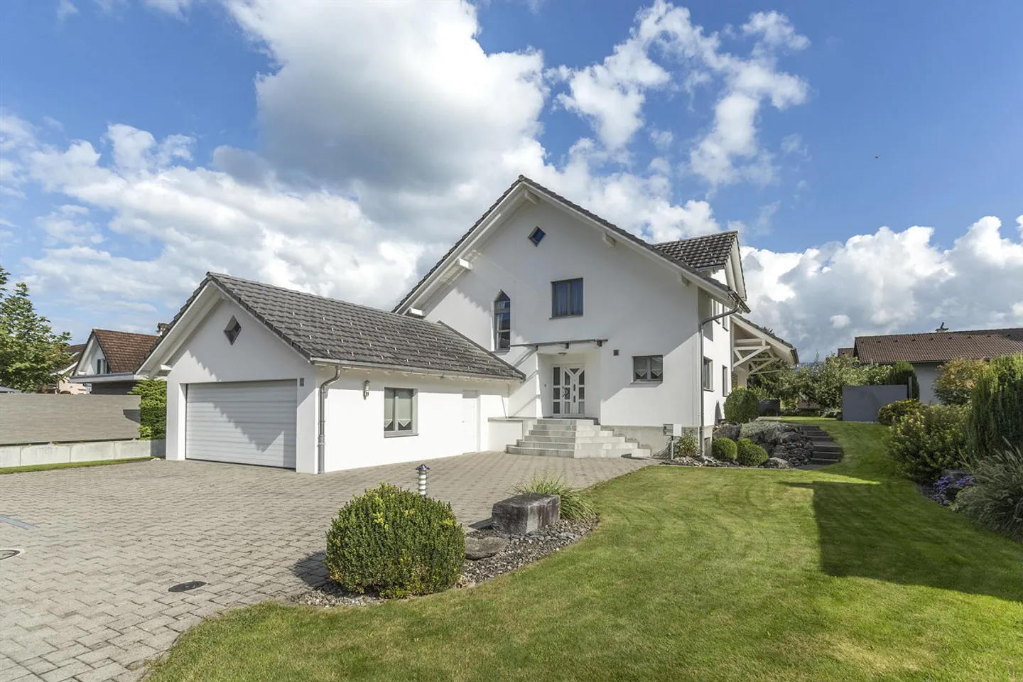Grosszügiges Einfamilienhaus mit Garten - Foto 2 von 14