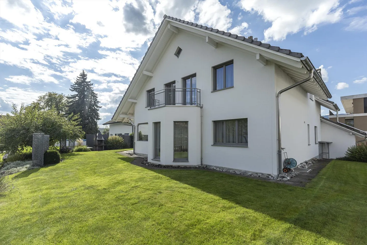 Grosszügiges Einfamilienhaus mit Garten - Foto 3 von 14