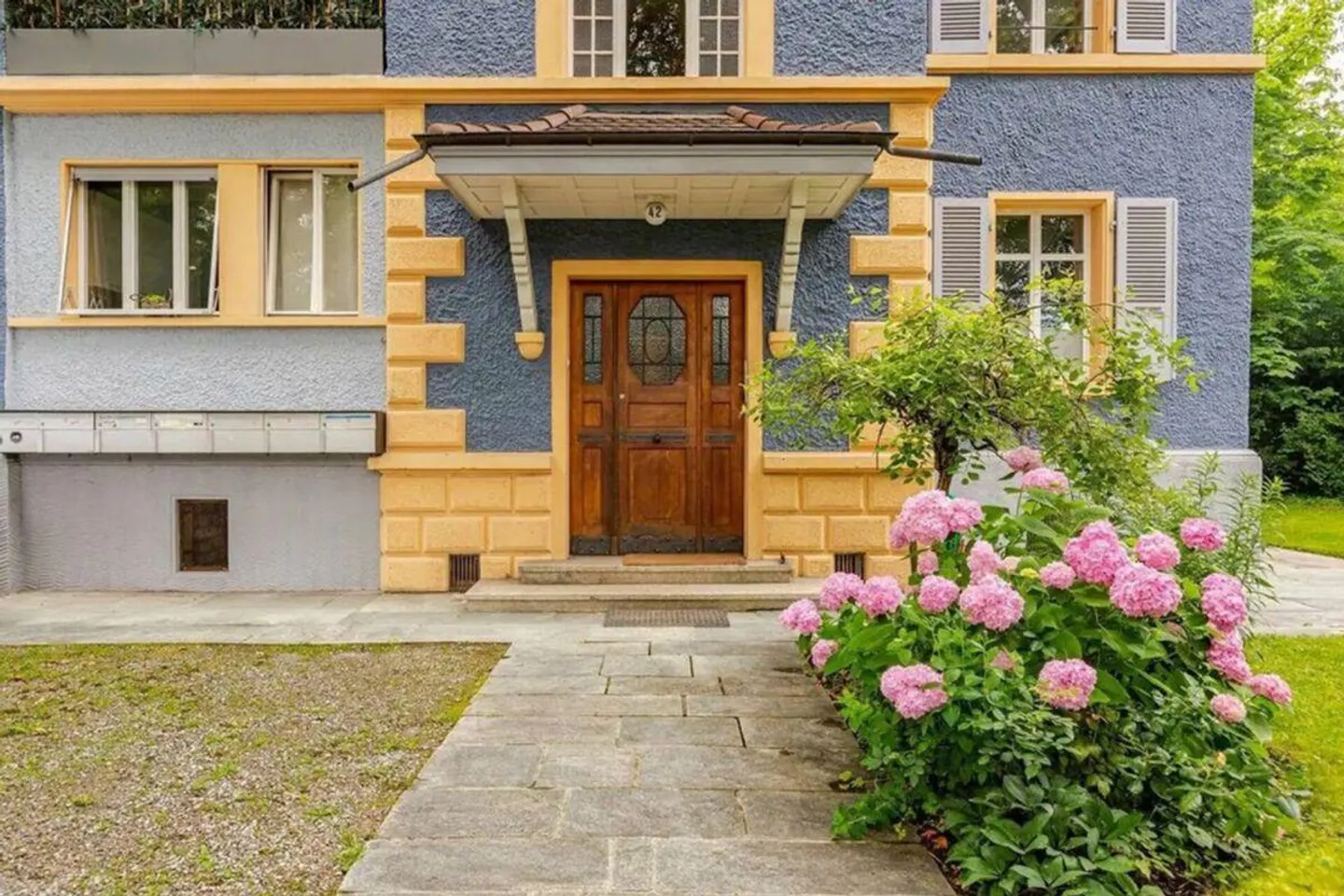 Grandiose 7.5-room old building apartment with princely 209 m² of living space in a perfect residential location - Photo 1 of 23