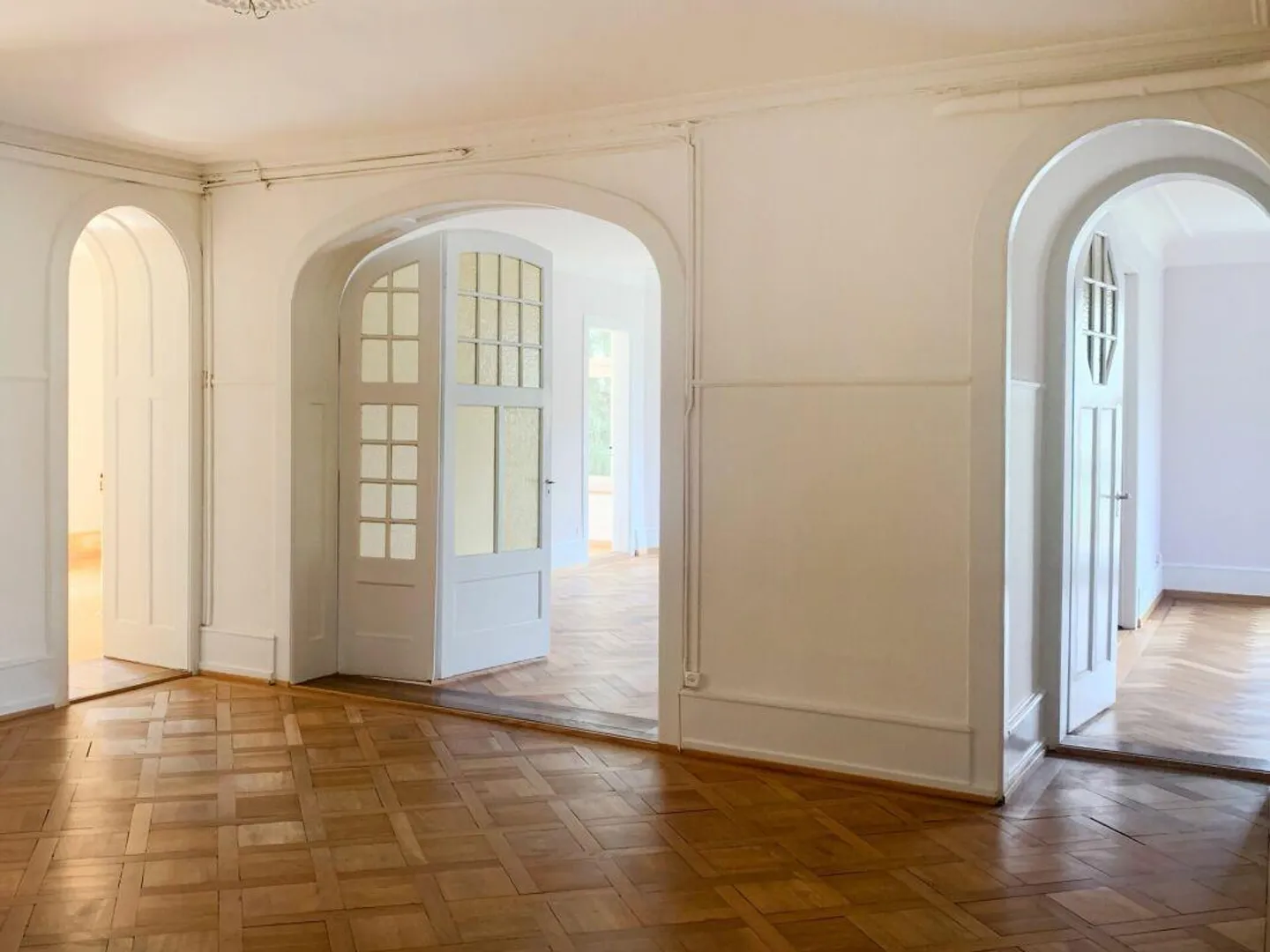 Grandiose 7.5-room old building apartment with princely 209 m² of living space in a perfect residential location - Photo 2 of 23