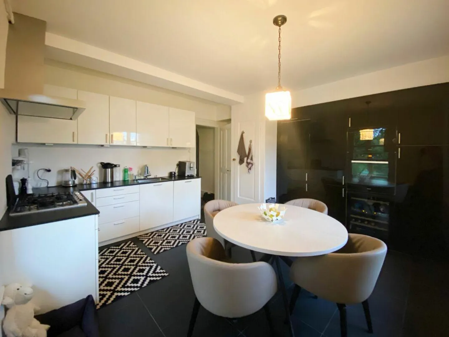 Grandiose 7.5-room old building apartment with princely 209 m² of living space in a perfect residential location - Photo 8 of 23