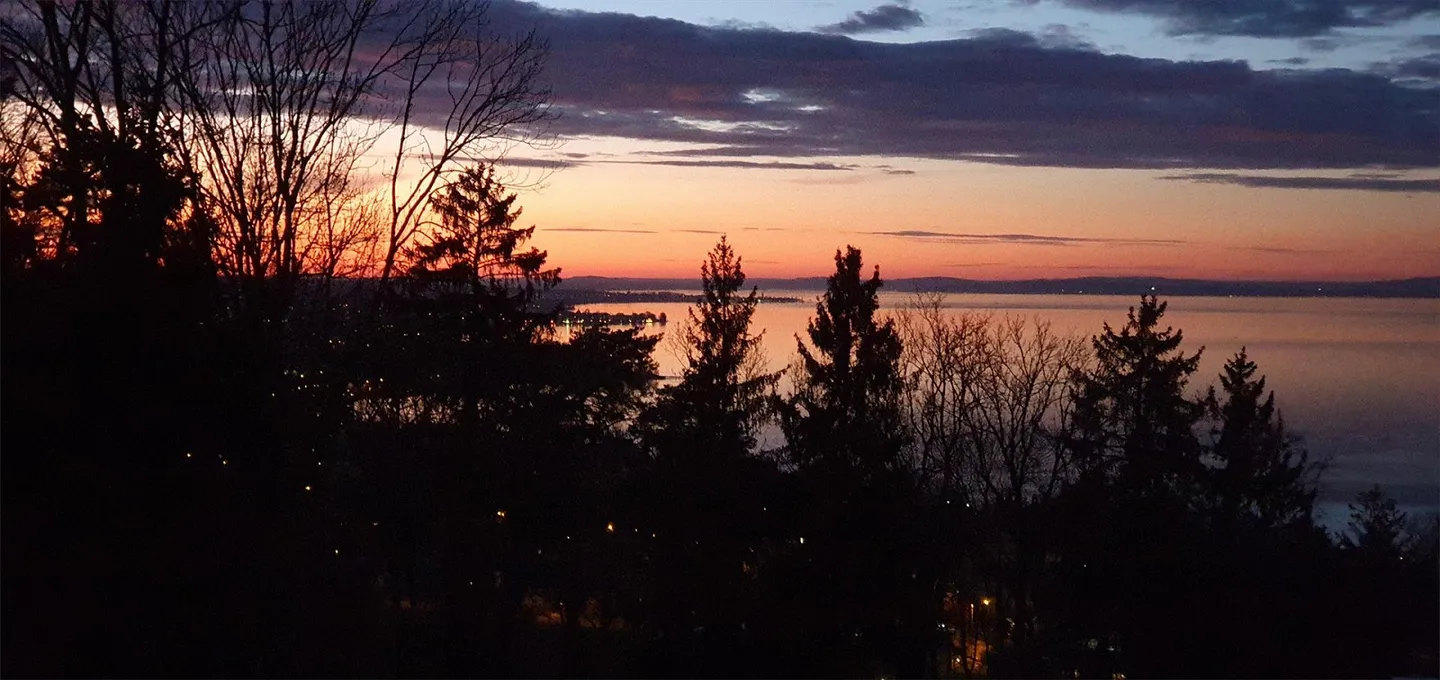 A small detached house with stunning lake view - Photo 3 of 10