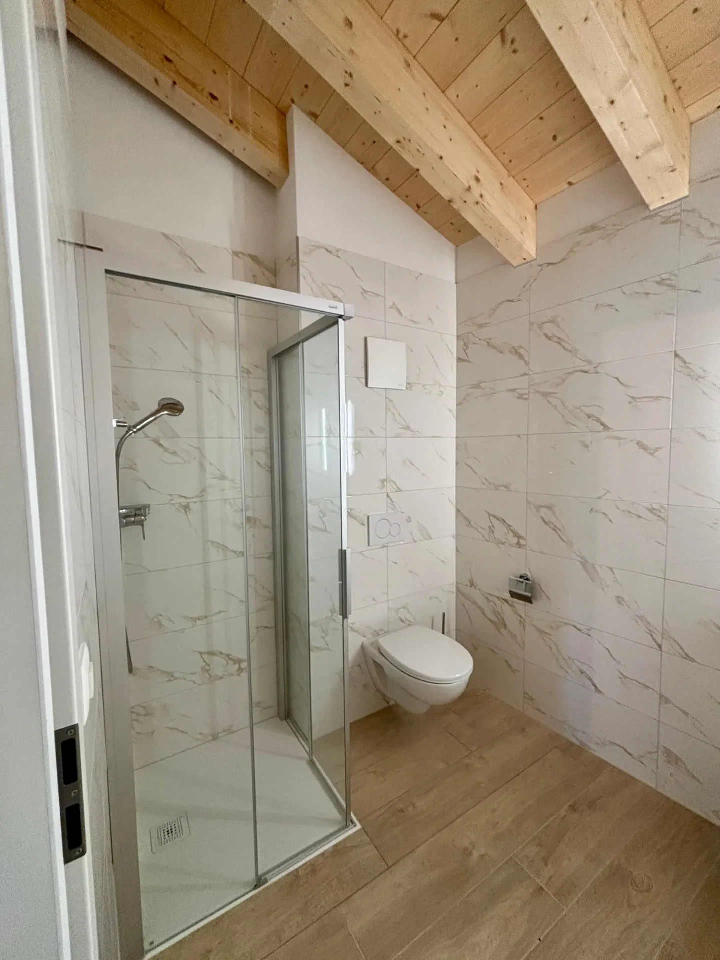 Last lot: 4 1/2 and 2 1/2 rooms (for commercial use) - Photo 33 of 39