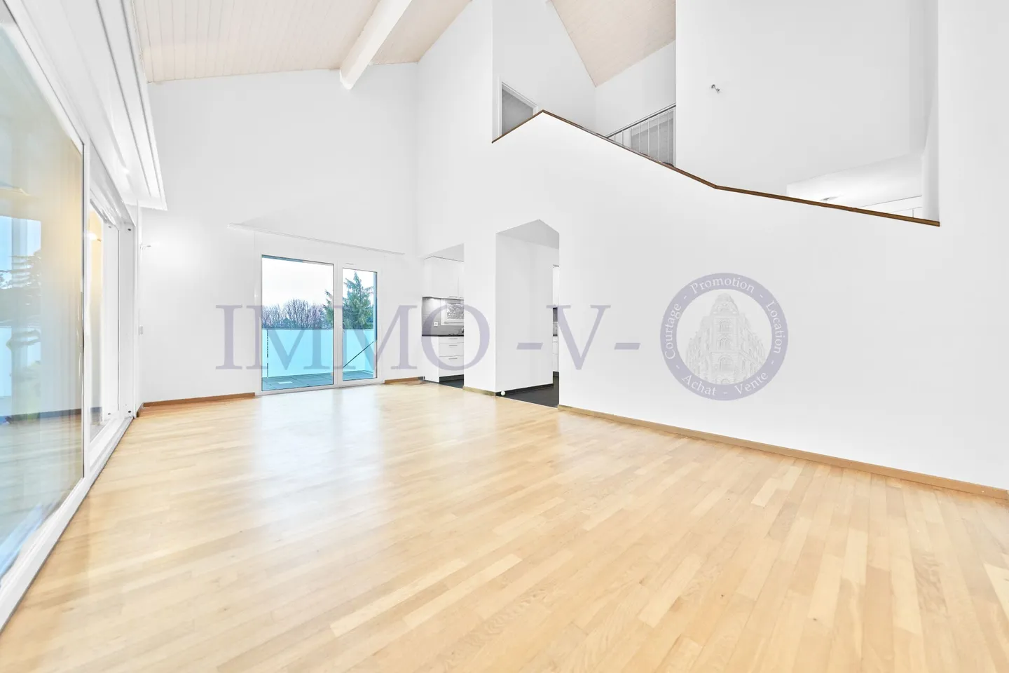 SPAZIOSO DUPLEX ALL'ULTIMO PIANO CON BALCONE-TERRAZZA - Foto 1 di 11