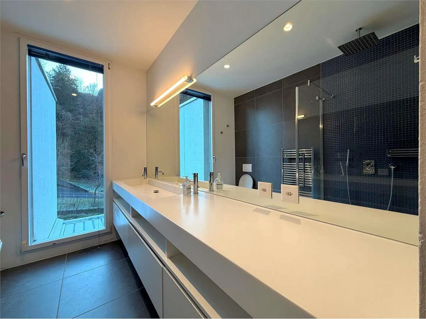 Elegant country house with private garden, recently built in Lugano - Photo 12 of 13