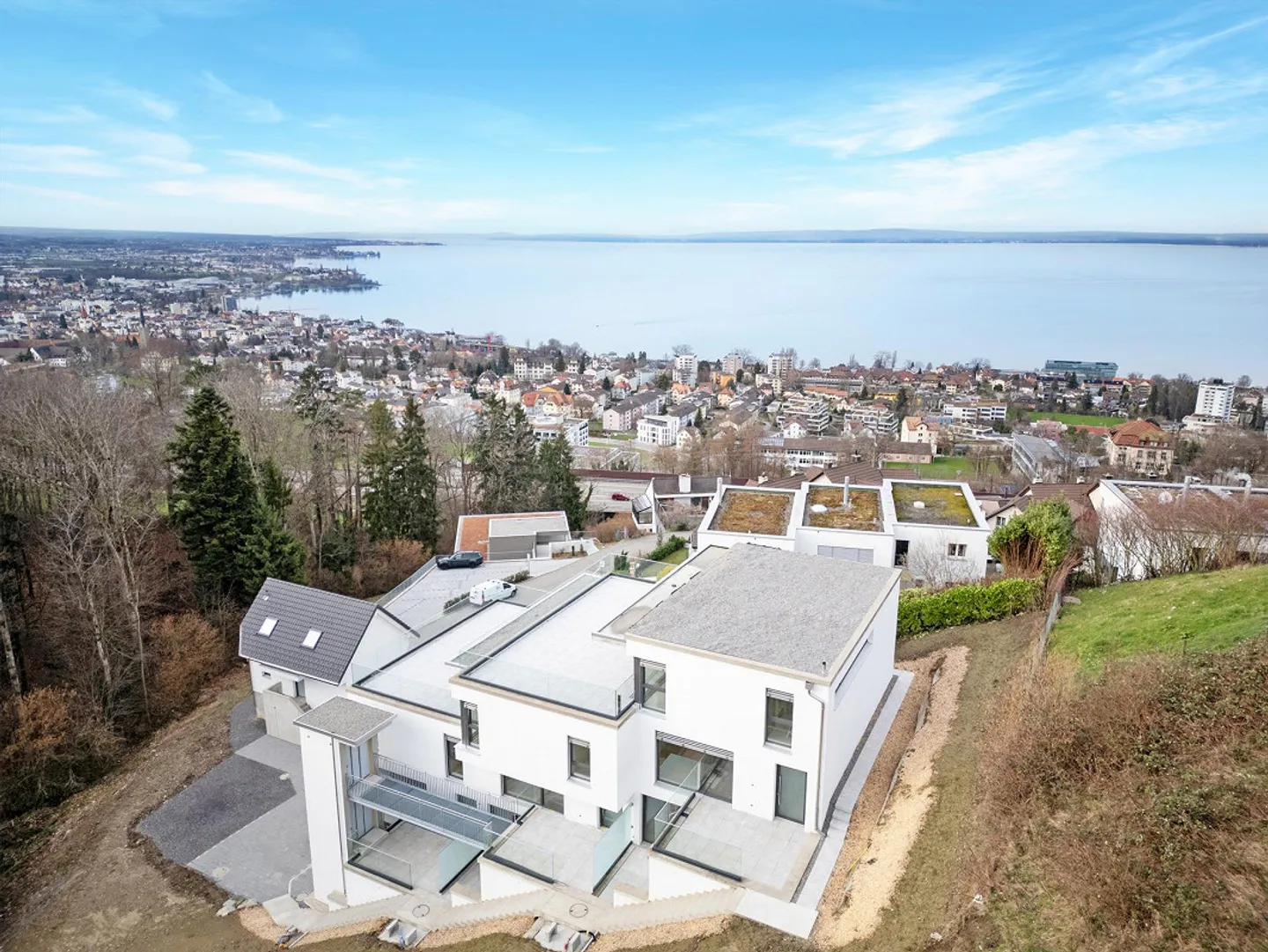 A small detached house with stunning lake view - Photo 9 of 10