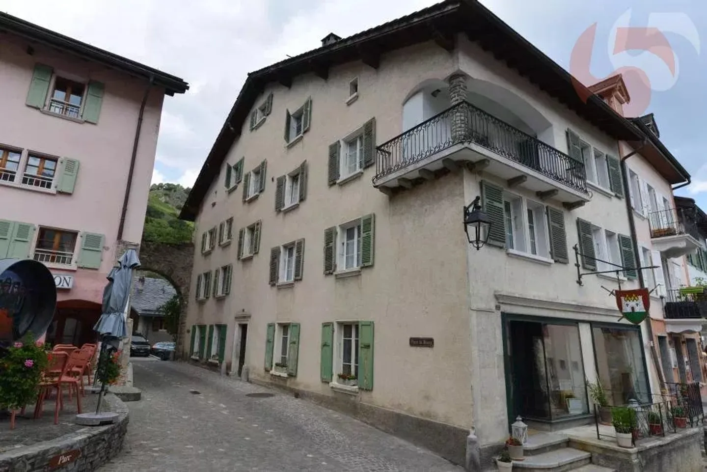 Attic with great potential with rare turret in the heart of the village of Saillon - Photo 6 of 7