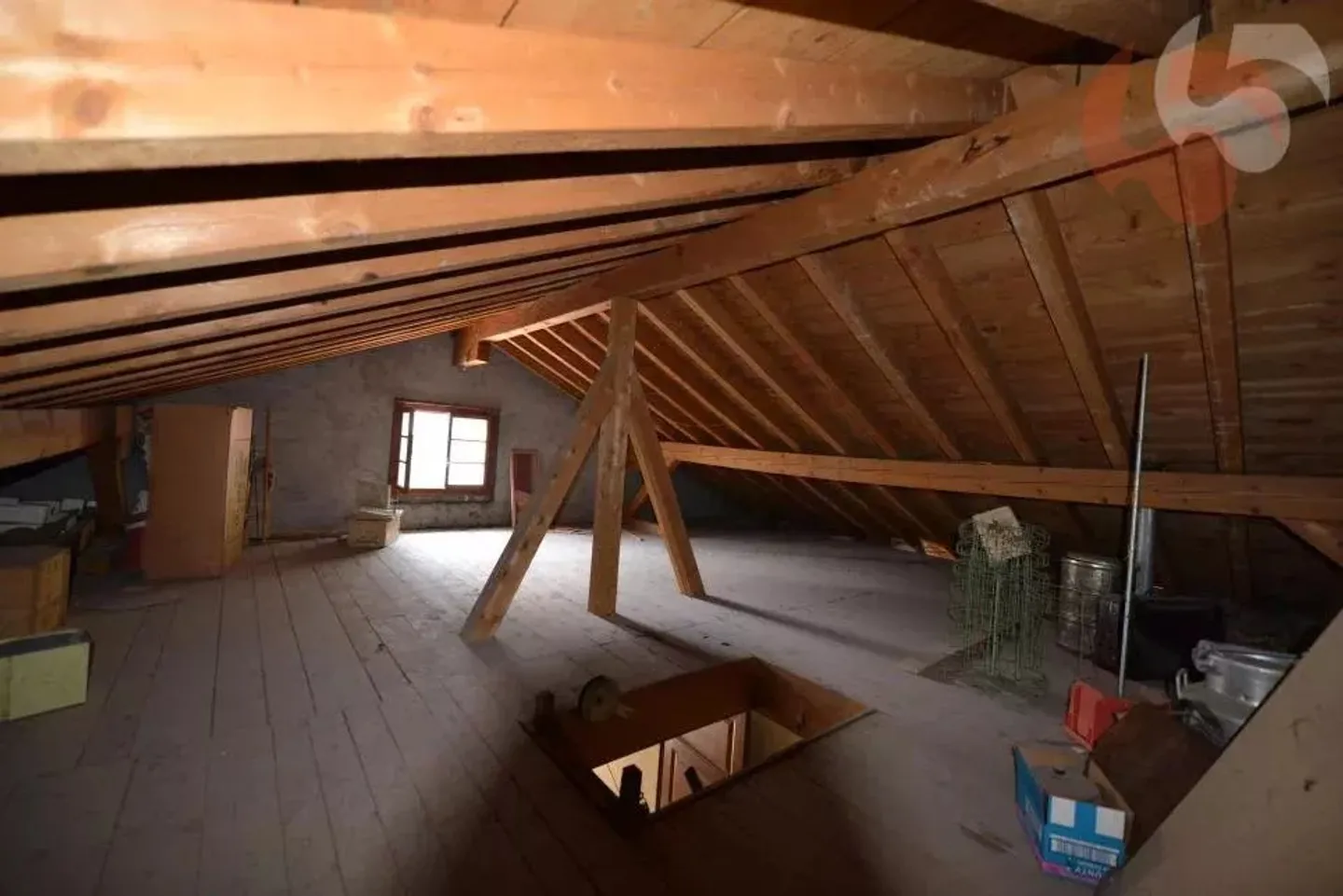 Attic with great potential with rare turret in the heart of the village of Saillon - Photo 5 of 7