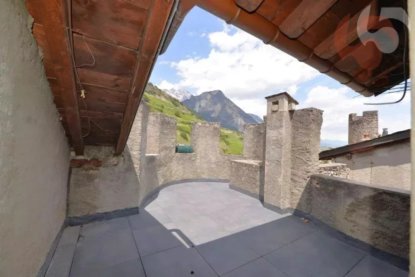 Attic with great potential with rare turret in the heart of the village of Saillon - Photo 2 of 7