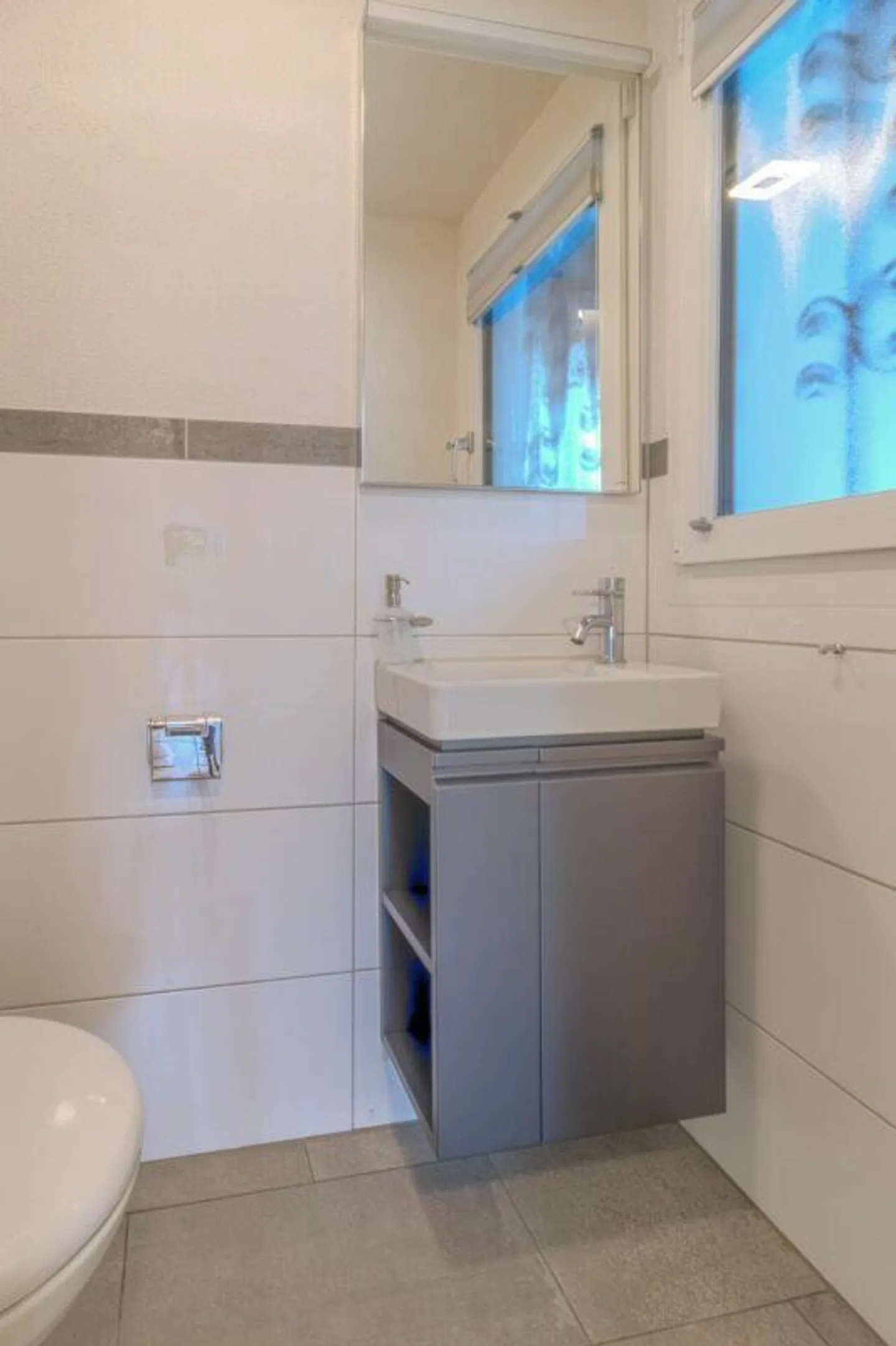 Ampio appartamento con terrazza di 5,5 stanze con garage e locale hobby - Foto 4 di 16
