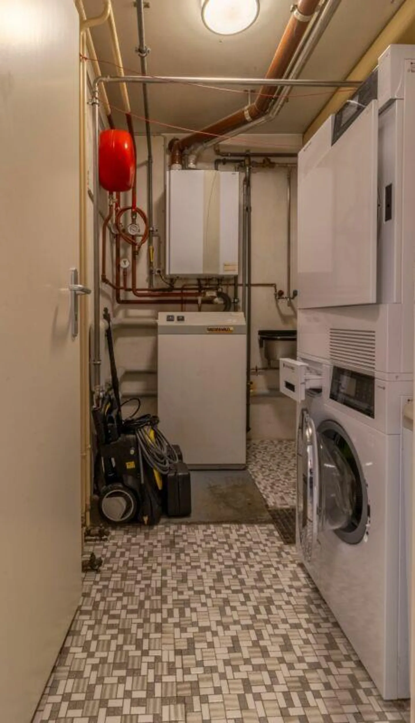 Ampio appartamento con terrazza di 5,5 stanze con garage e locale hobby - Foto 5 di 16