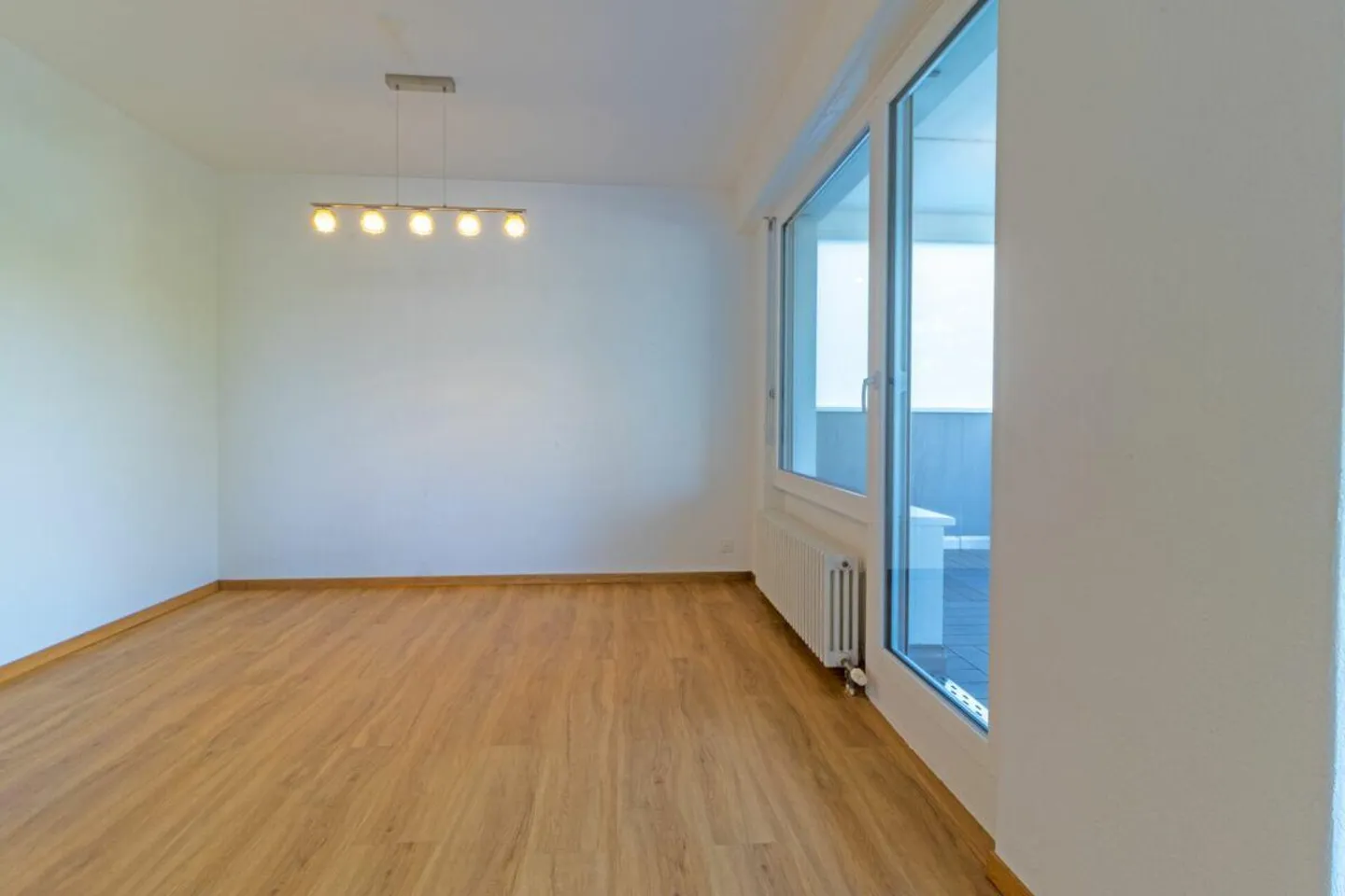 Ampio appartamento con terrazza di 5,5 stanze con garage e locale hobby - Foto 9 di 16