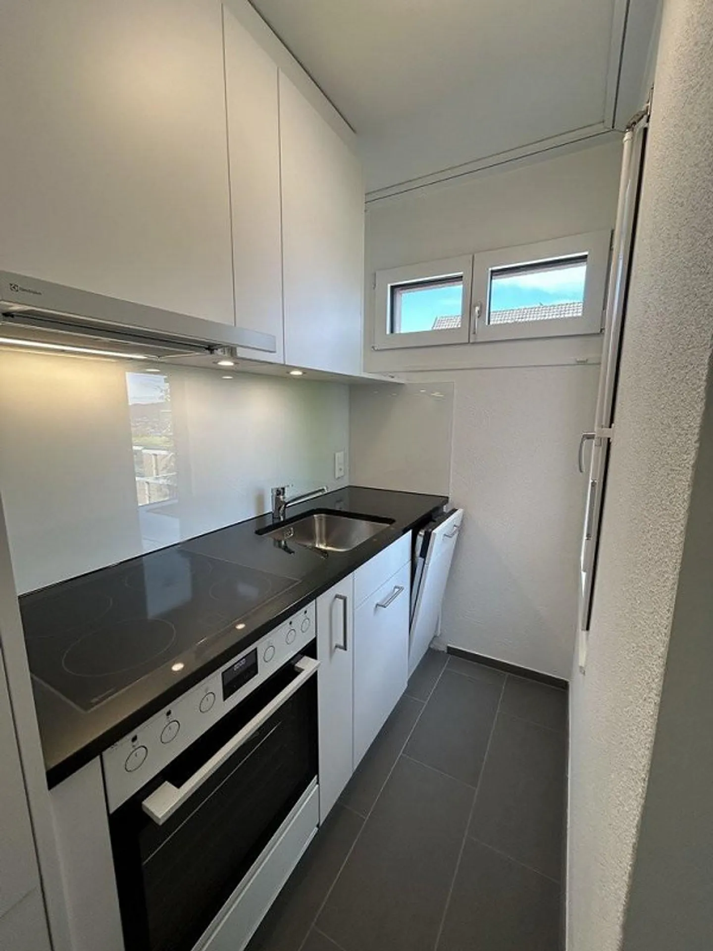 Single apartment near city center - freshly renovated - Photo 3 of 10