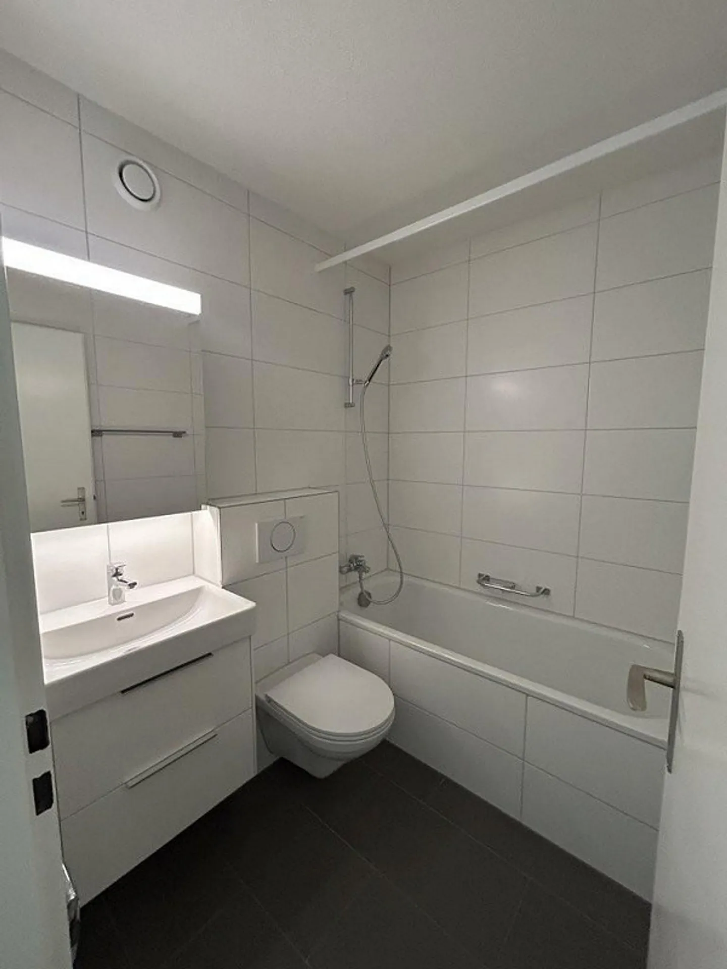 Single apartment near city center - freshly renovated - Photo 4 of 10
