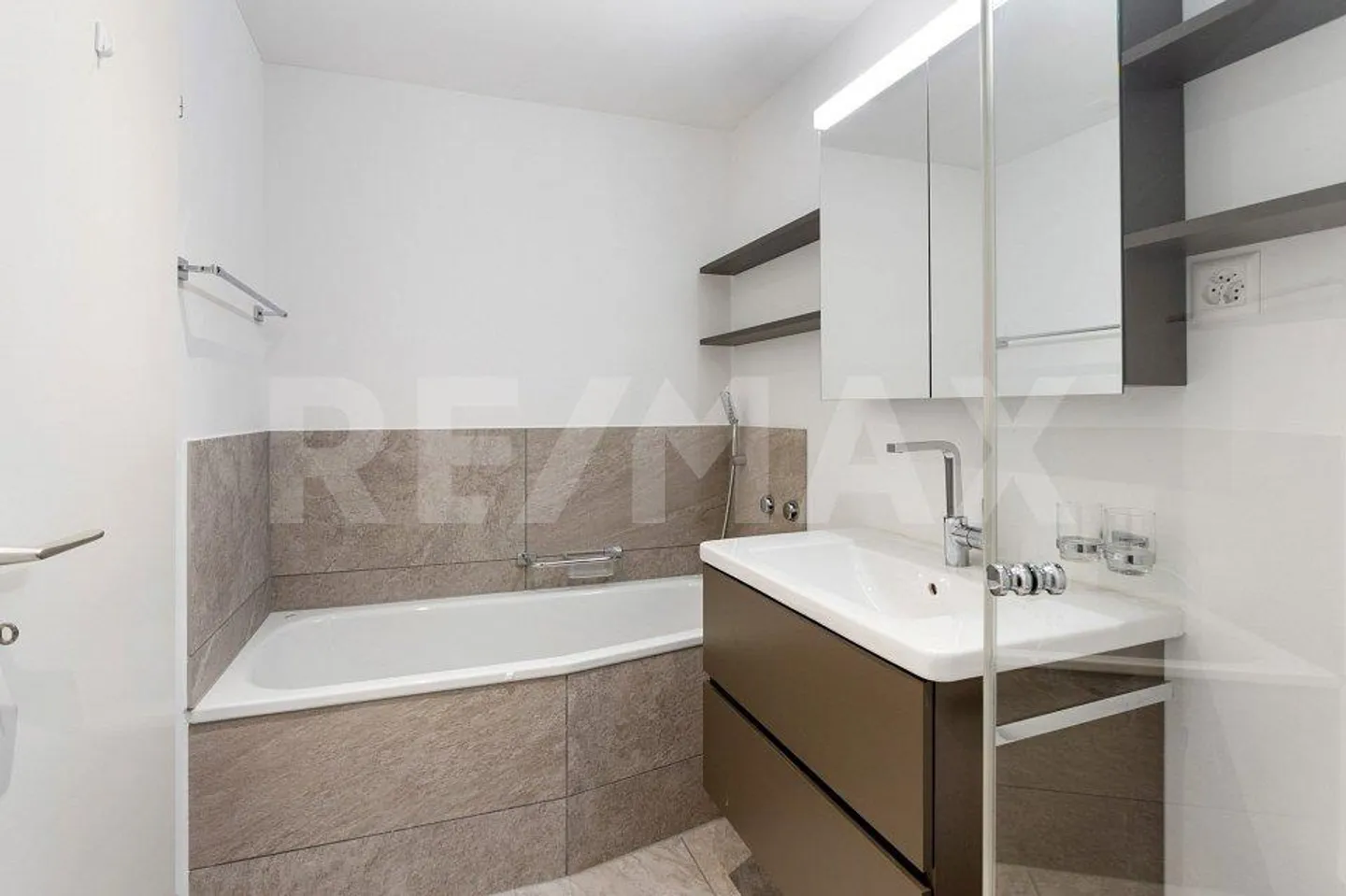 Charming 4.5-Room Middle House with Expansion Potential - Photo 10 of 13