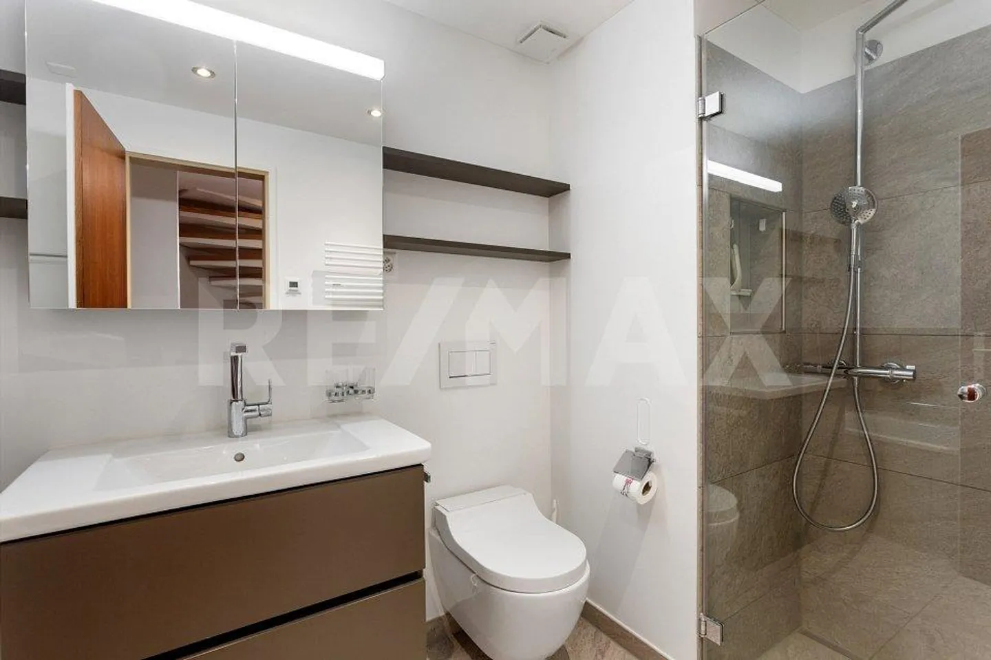 Charming 4.5-Room Middle House with Expansion Potential - Photo 11 of 13