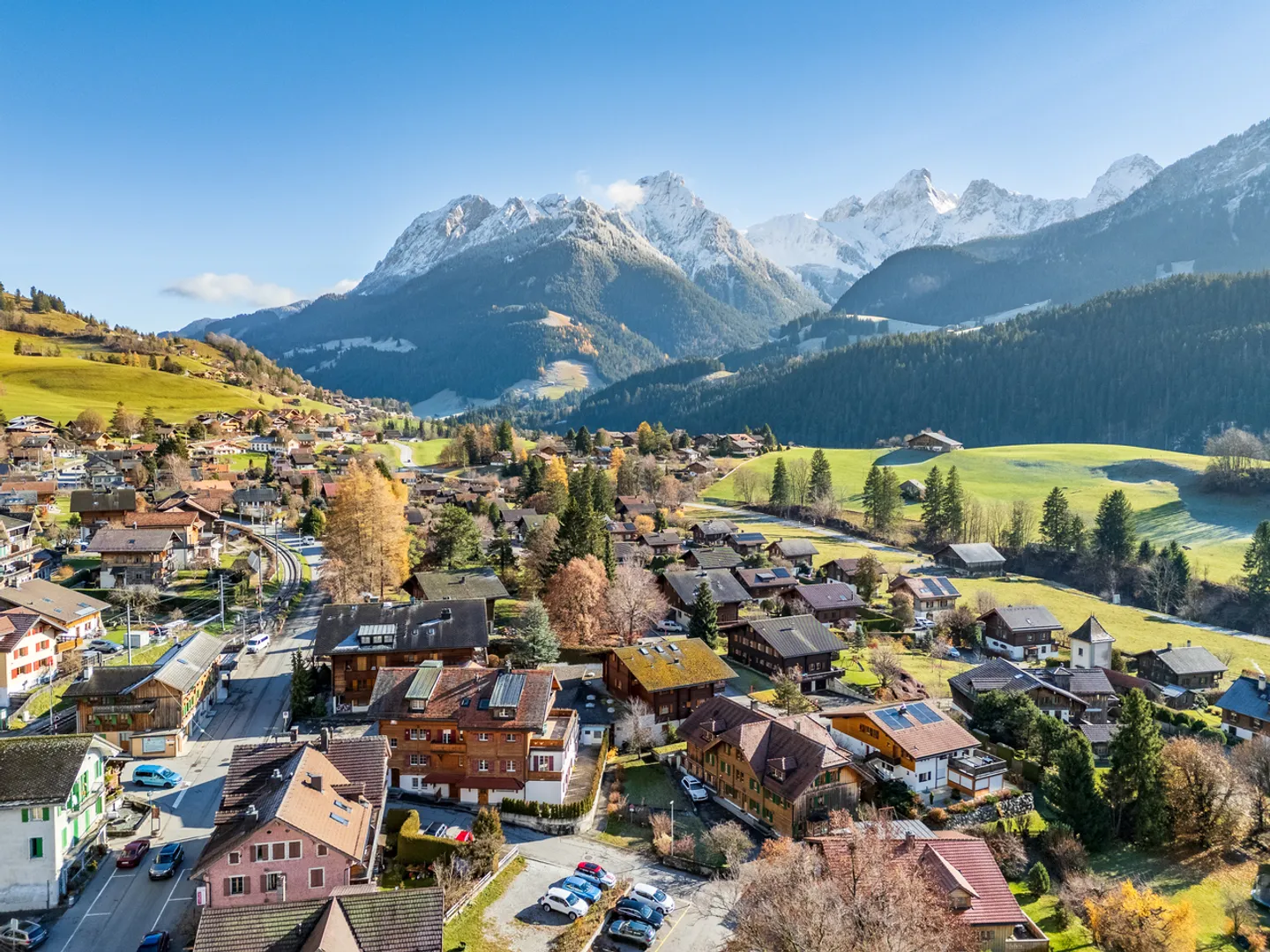 Semi-Detached House with Panoramic View, 20 Minutes from Gstaad - Photo 14 of 33