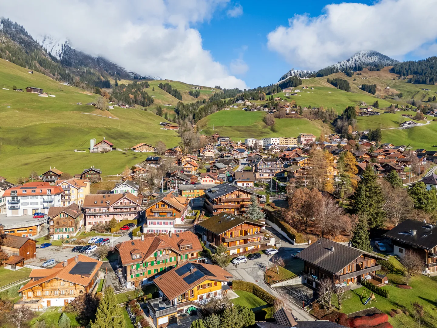 Semi-Detached House with Panoramic View, 20 Minutes from Gstaad - Photo 15 of 33