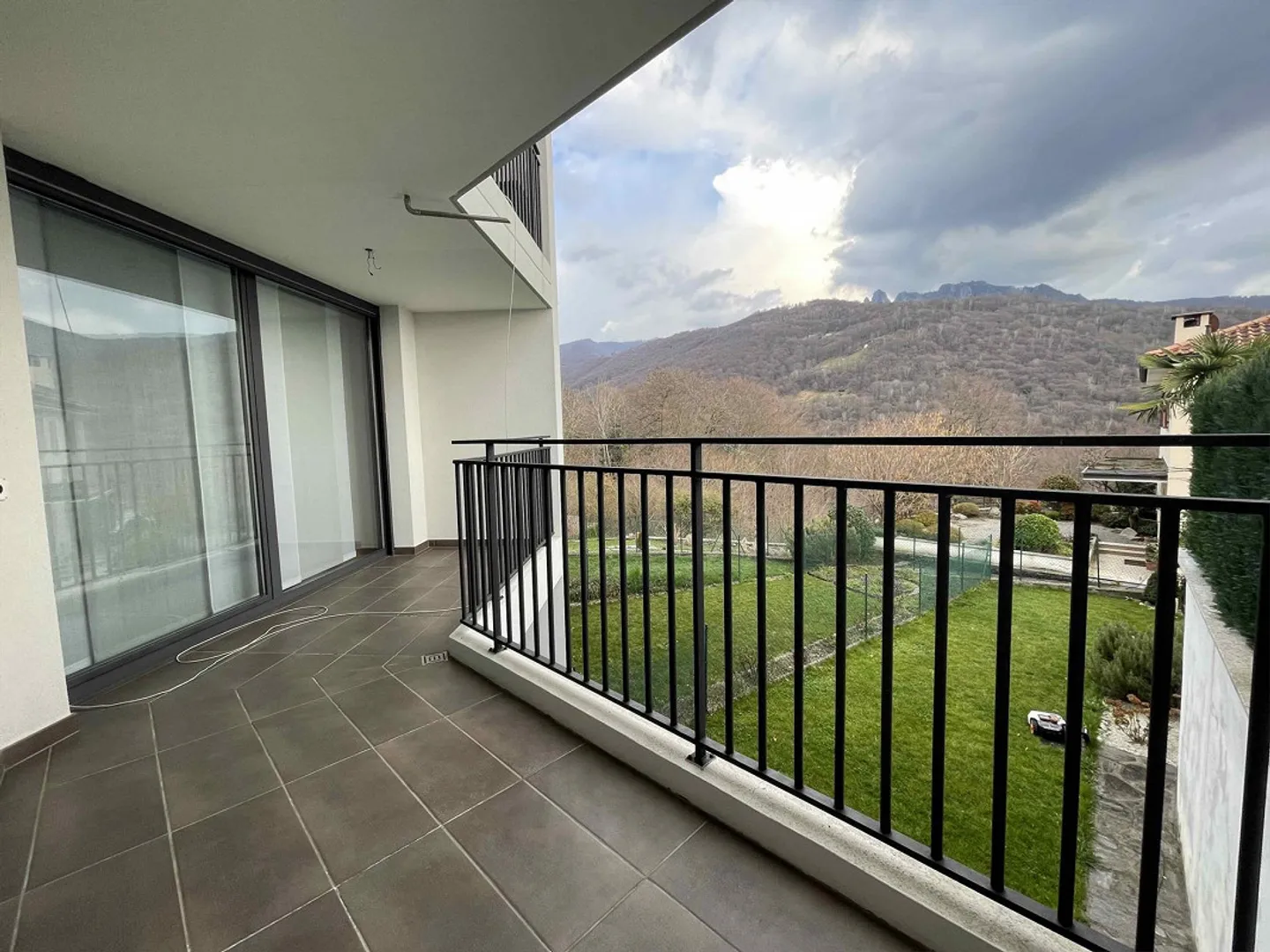 AMPIA CASA CONTIGUA 5.5 CON MERAVIGLIOSA VISTA LAGO - Foto 11 di 13