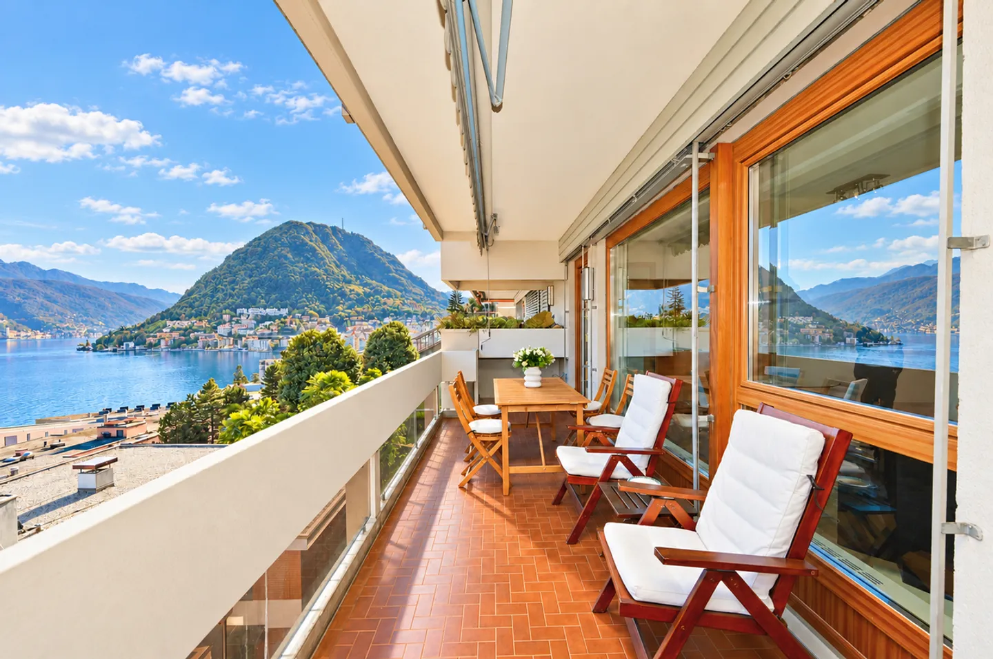 Elegant Apartment with Breathtaking Lake View in Lugano - Photo 1 of 15