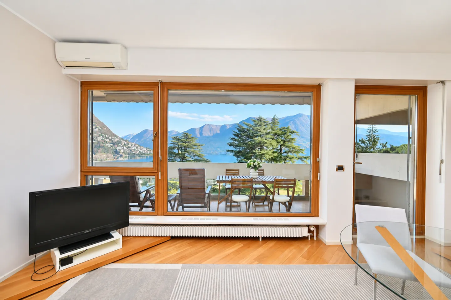Elegant Apartment with Breathtaking Lake View in Lugano - Photo 5 of 15