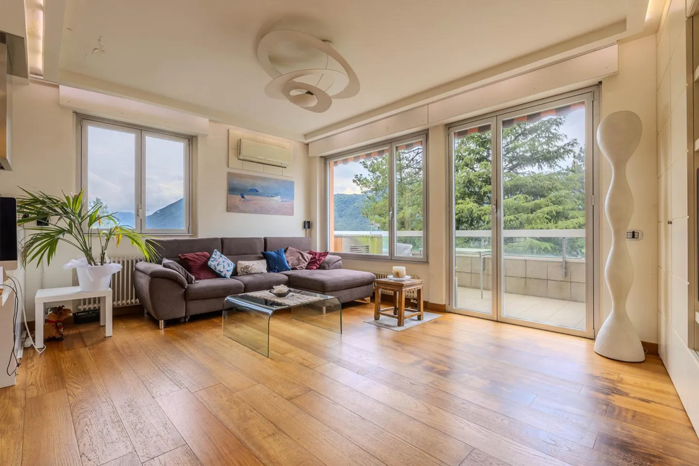 SPLENDIDES 4.5 LOCALE MIT TERRASSE UND SEEBLICK IN BISSONE - Foto 3 von 9