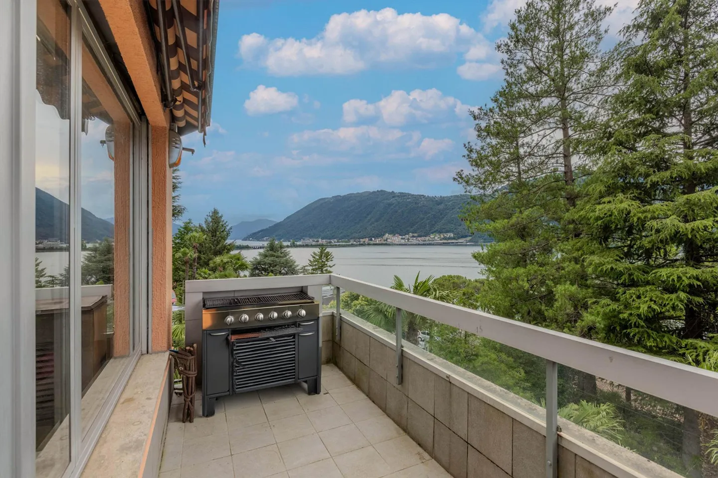 SPLENDIDES 4.5 LOCALE MIT TERRASSE UND SEEBLICK IN BISSONE - Foto 4 von 9